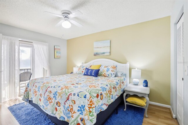 bedroom featuring a closet, a textured ceiling, light wood-type flooring, and ceiling fan