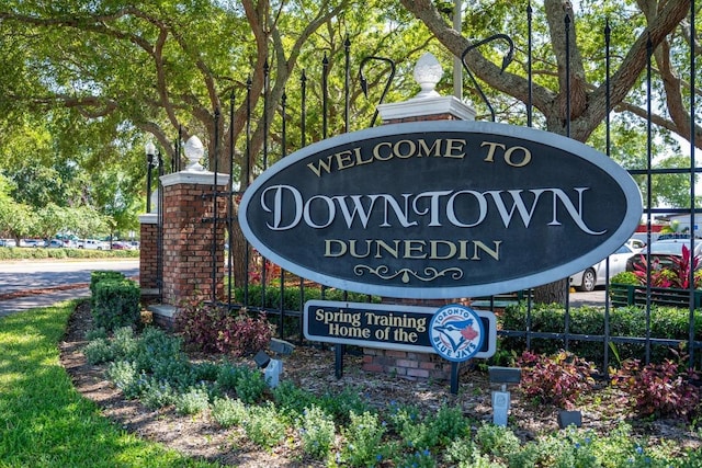 view of community / neighborhood sign