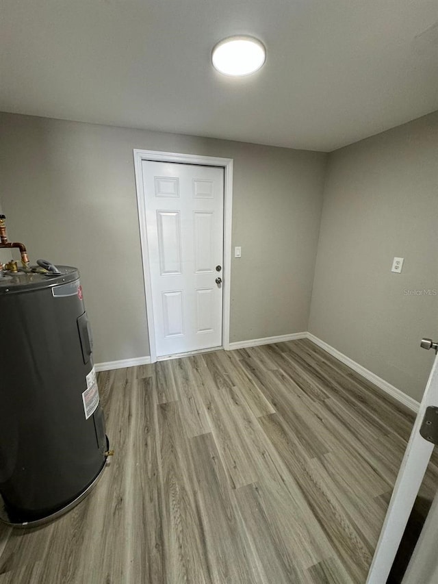 5928 13th Street Ct E, Bradenton, FL 34203 - foyer featuring water heater, wood finished floors, and baseboards
