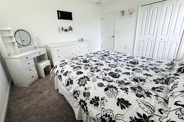 bedroom featuring carpet flooring and a closet