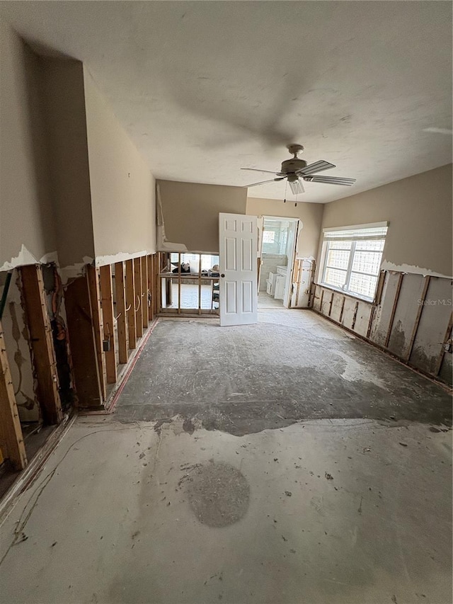 empty room featuring ceiling fan