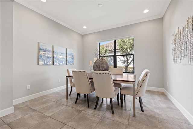 dining space featuring recessed lighting, crown molding, and baseboards