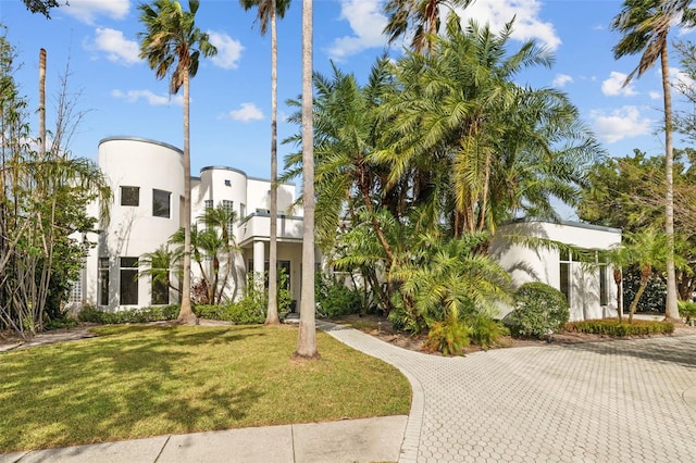 view of front of home featuring a front lawn