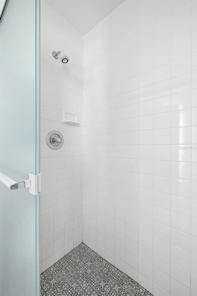 bathroom featuring a tile shower