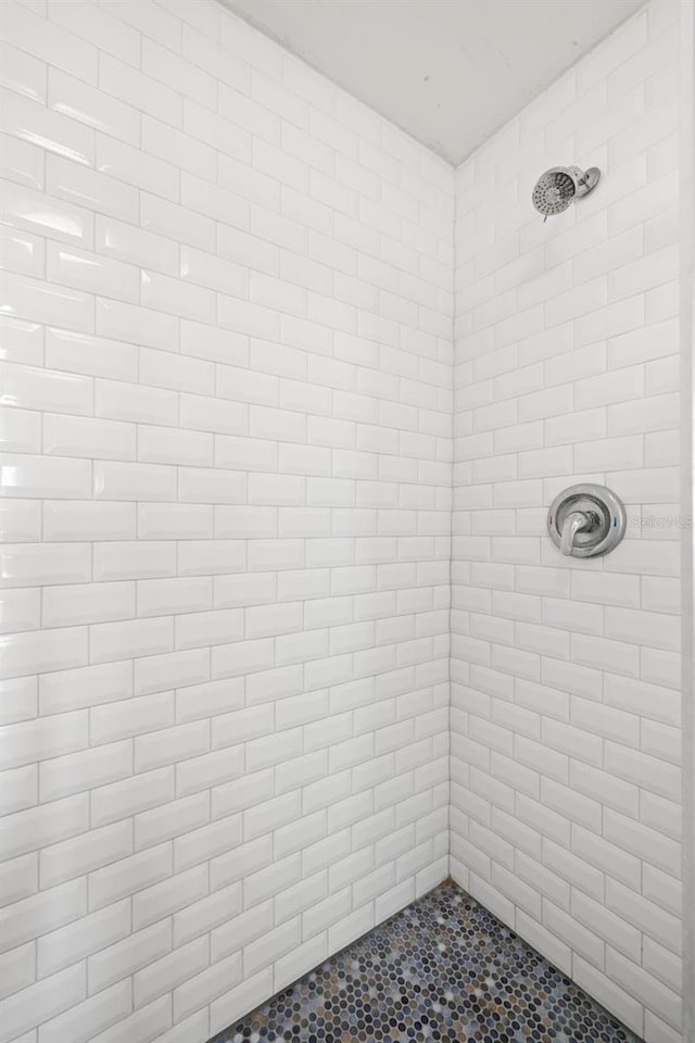 bathroom featuring a tile shower