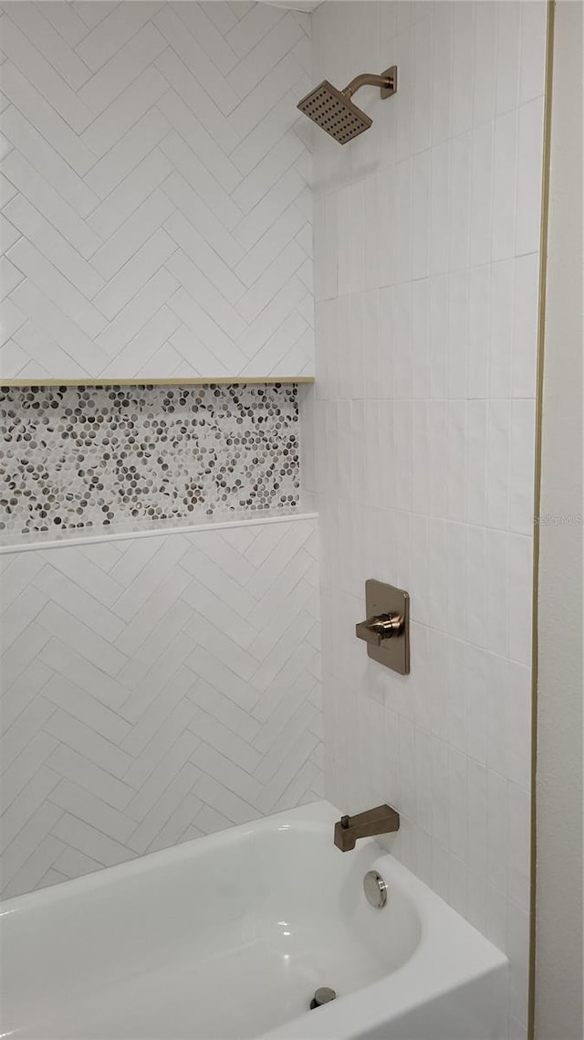 bathroom with tiled shower / bath combo