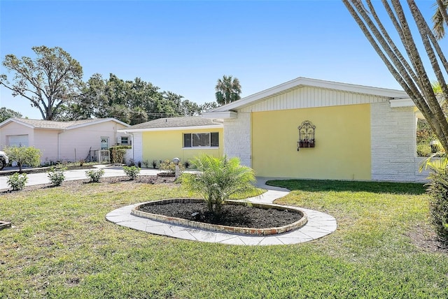 view of front of property featuring a front lawn