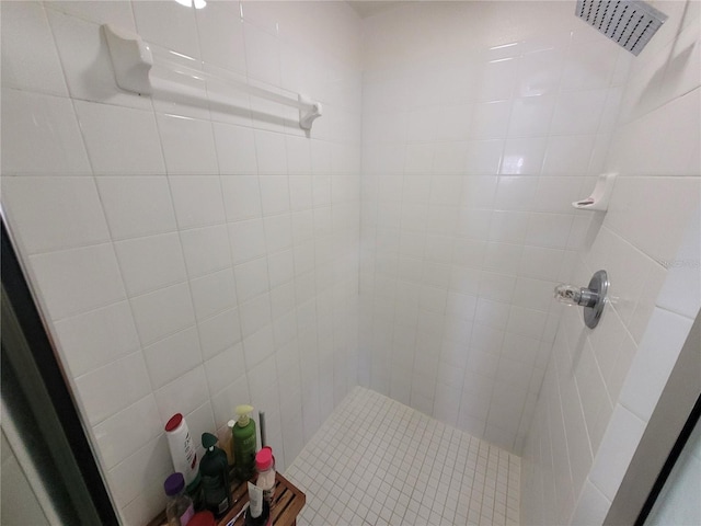 bathroom featuring a tile shower