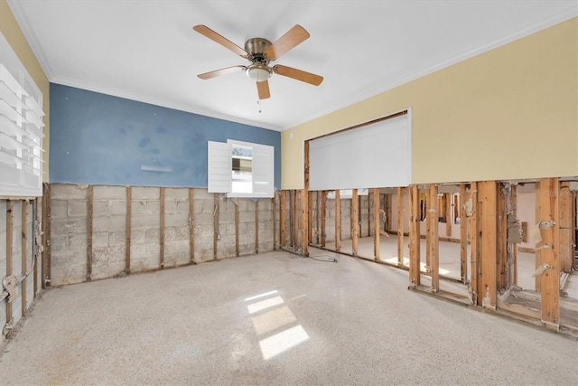 empty room featuring ceiling fan and ornamental molding