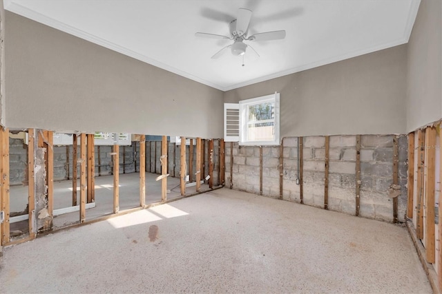 empty room featuring ceiling fan and crown molding