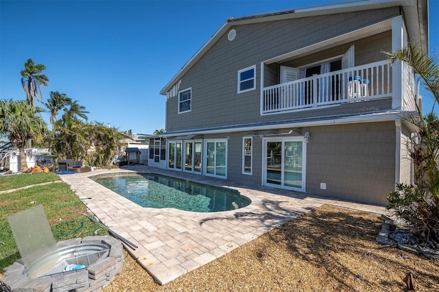 view of swimming pool featuring a patio area and a jacuzzi