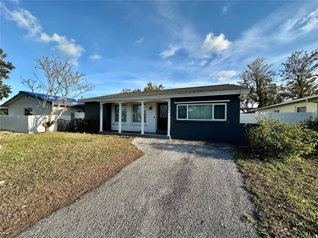 1882 Maryland Ave NE, Saint Petersburg, FL 33702 - single story home with a porch