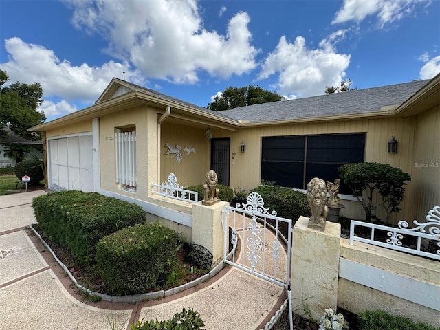 view of front facade featuring a garage