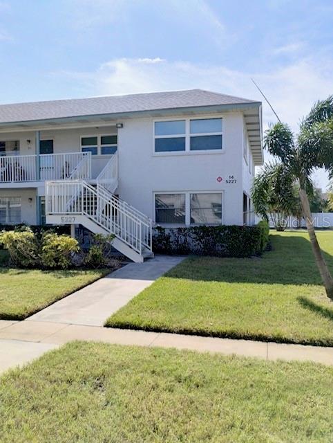 view of front of home with a front lawn