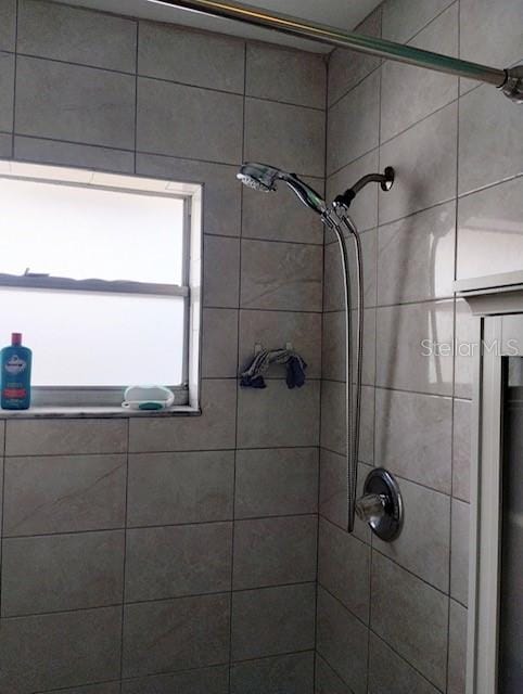 bathroom featuring tiled shower