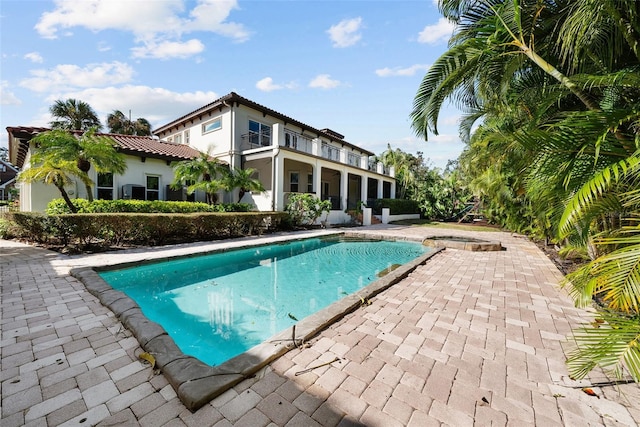 view of pool featuring an in ground hot tub