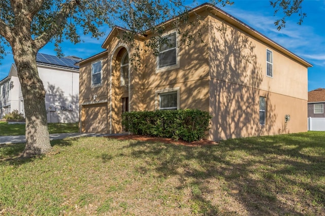 view of front facade featuring a front lawn and a garage