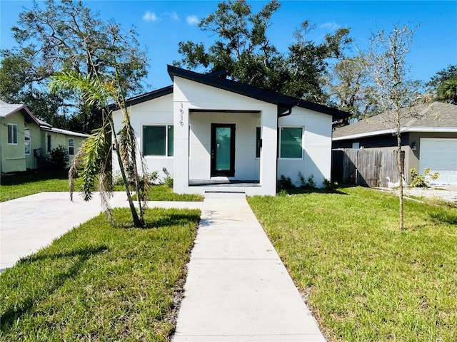 view of front of house featuring a front lawn