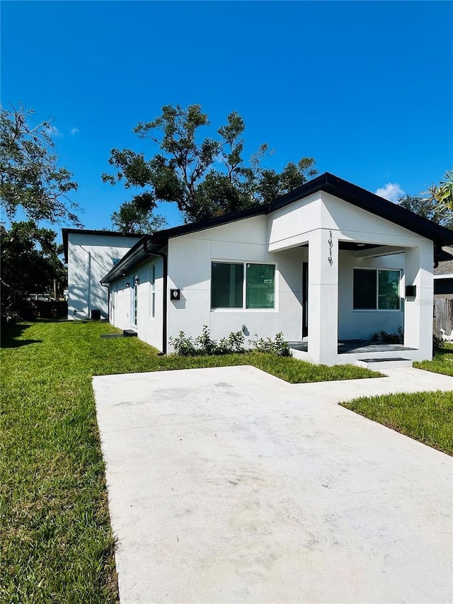 view of front facade featuring stucco siding and a front lawn