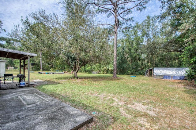 view of yard featuring an outbuilding