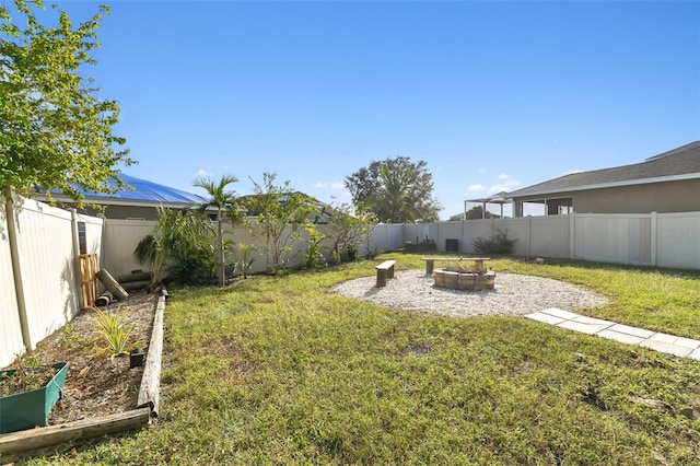 view of yard featuring a fire pit