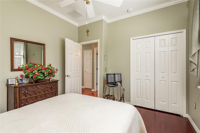 bedroom featuring dark wood-type flooring, ceiling fan, crown molding, and a closet