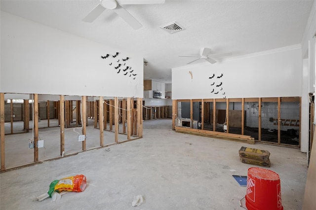 unfurnished room featuring concrete floors and ceiling fan