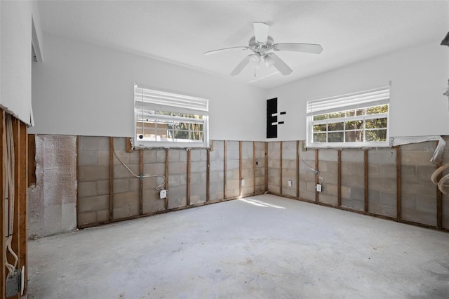 unfurnished room featuring concrete floors and ceiling fan