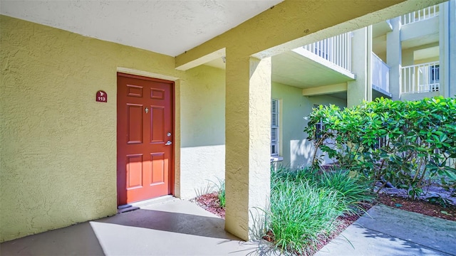 property entrance featuring a balcony