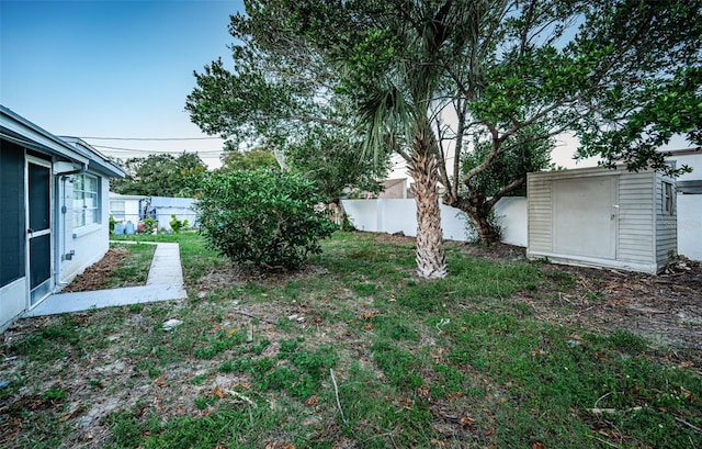 view of yard featuring a storage shed