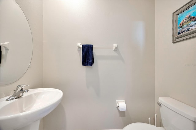 bathroom featuring toilet and sink