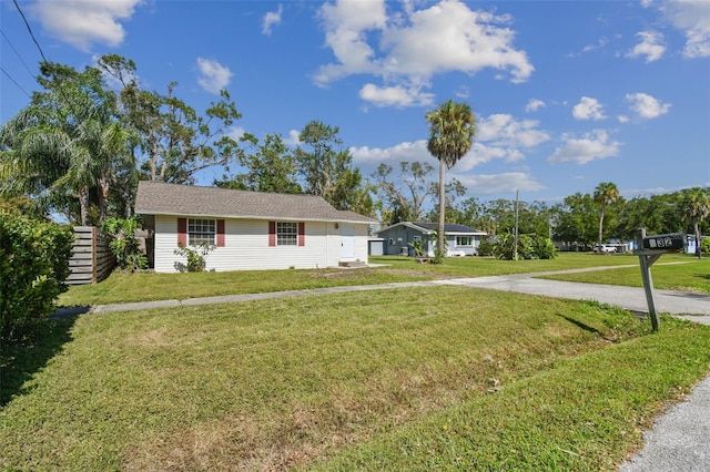 ranch-style house featuring a front yard