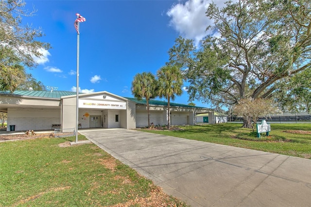 view of front of property featuring a front yard