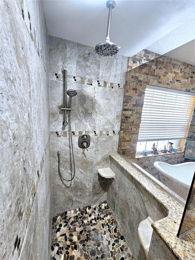 bathroom featuring a tile shower