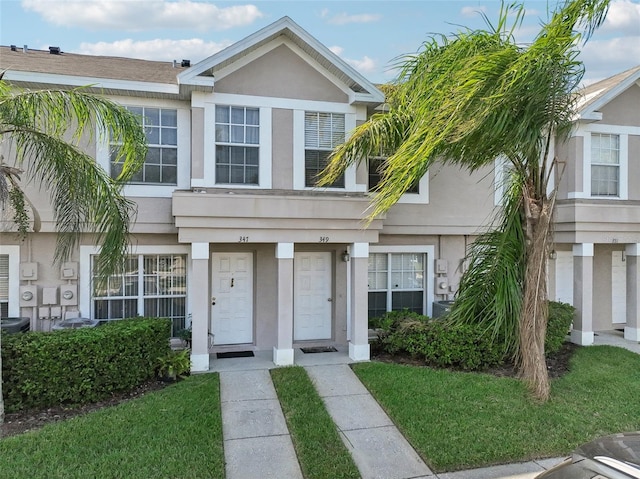 townhome / multi-family property featuring a front yard