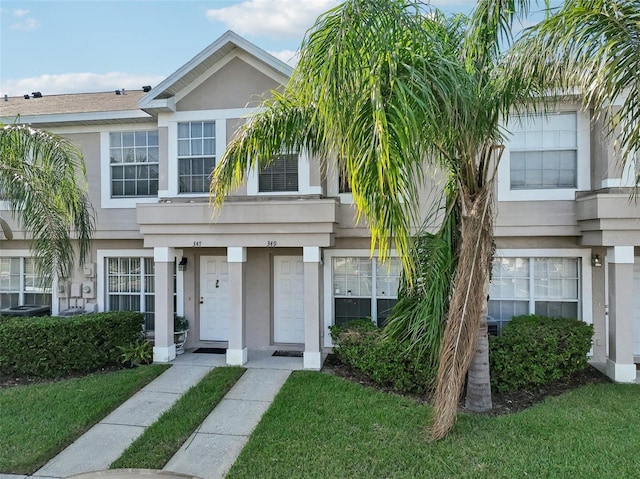 townhome / multi-family property featuring a front yard