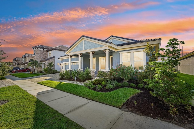 view of front of property featuring a lawn