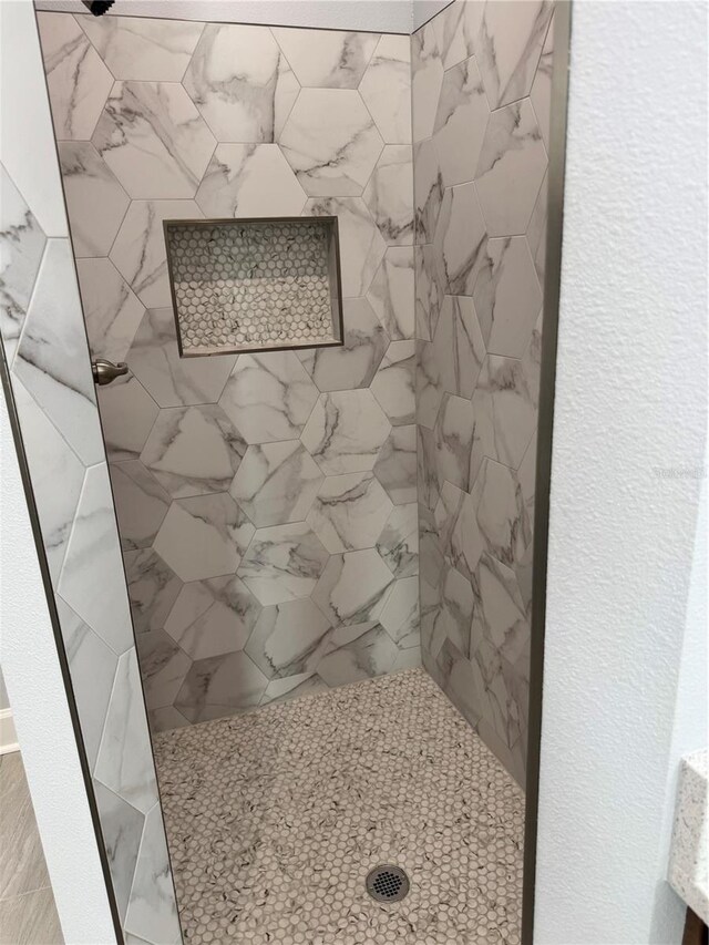 bathroom featuring tiled shower