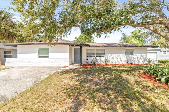 single story home with a front yard