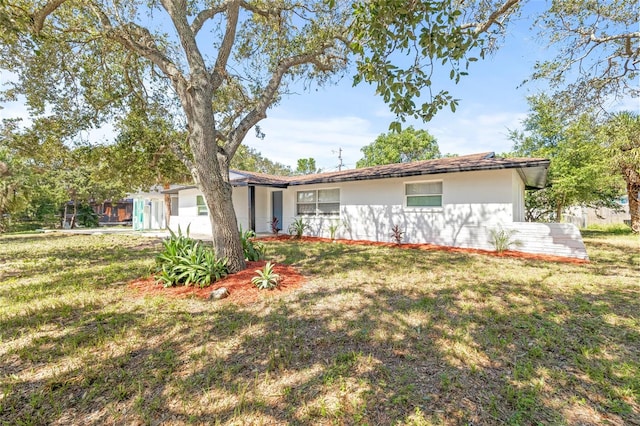 single story home with a front yard