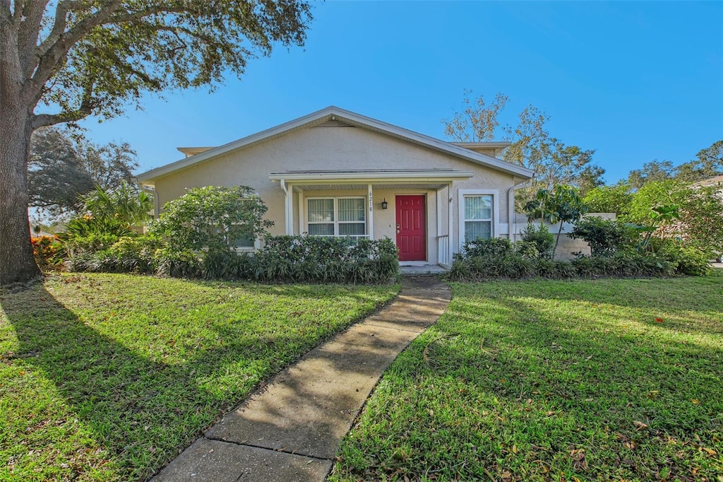 view of front facade featuring a front yard