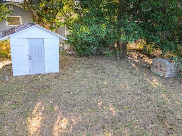 view of yard featuring a storage shed