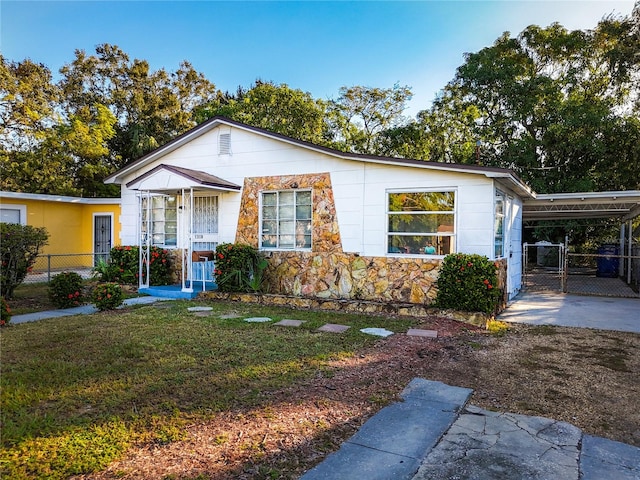 view of front of home featuring a front yard and a carport