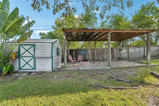 view of yard with a storage shed