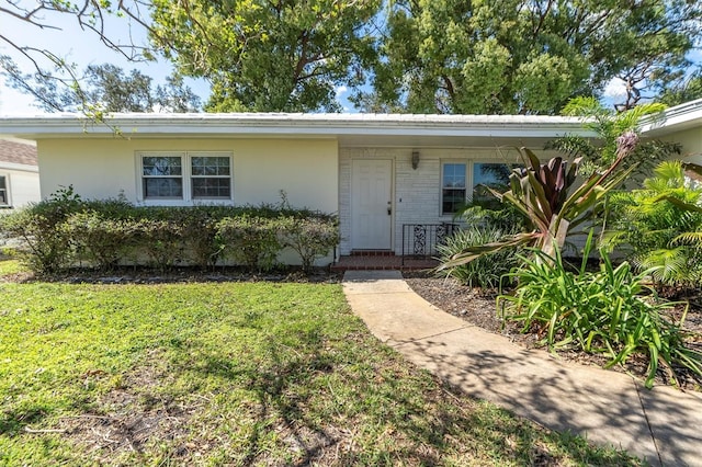 view of front of home featuring a front lawn