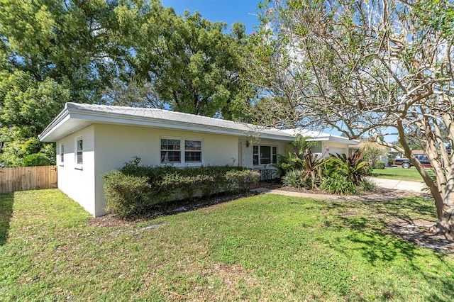 ranch-style home featuring a front lawn