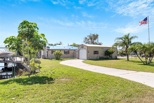 view of front of property featuring a front lawn