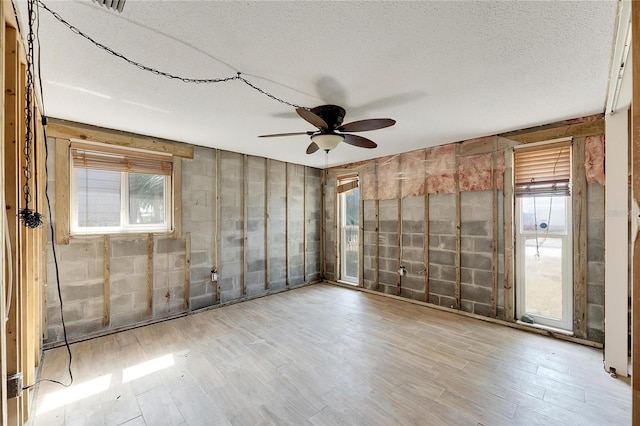 unfurnished room with a textured ceiling and ceiling fan