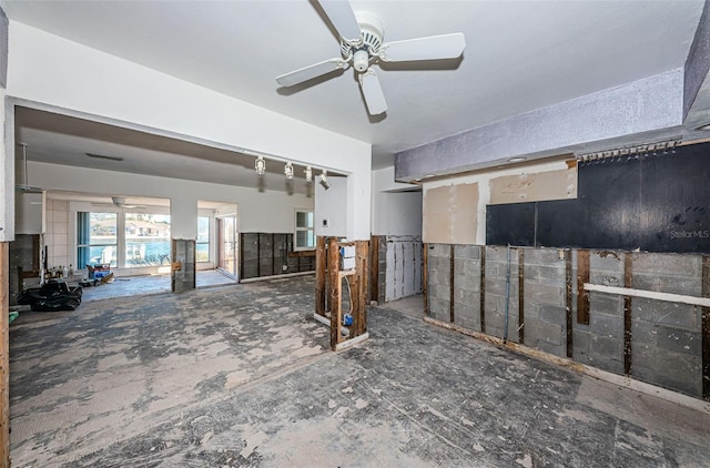 empty room featuring ceiling fan