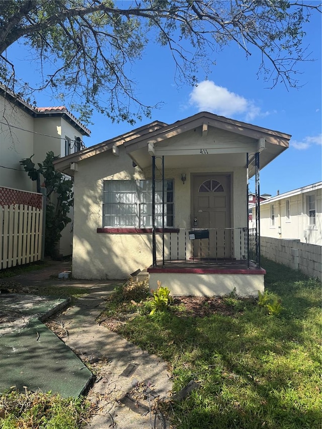 view of front facade featuring a front yard and a porch